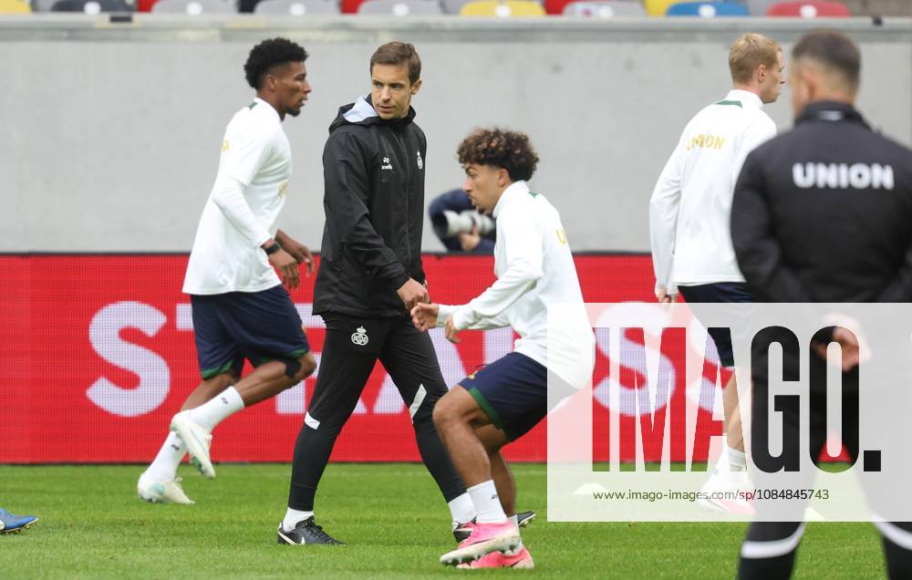 Union s head coach David Hubert pictured during a training session of Belgian soccer team Royale Union Saint-Gilloise, Wednesday 21 October 2026 in Dusseldorf, Germany, in preparation of tomorrow s game against Israeli Hapoel Be er Sheva F.C. on the third day of the UEFA Europa League league phase. The game was moved to Dusseldorf, as Belgian cities refused to host for security reasons. VIRGINIExLEFOUR x190509164x