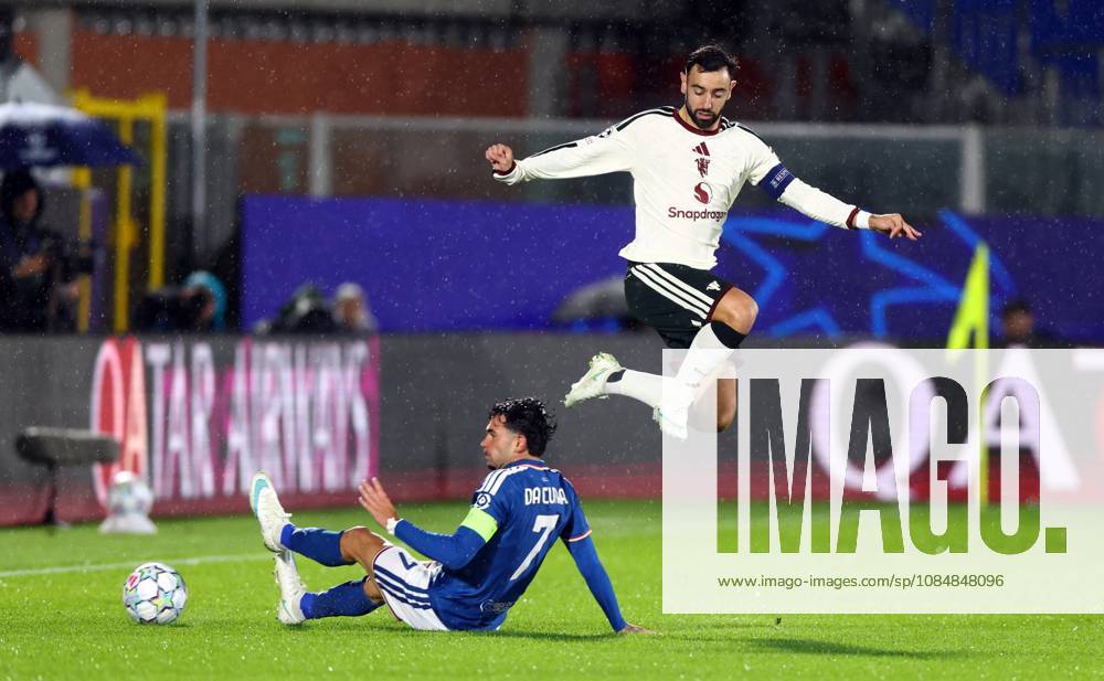 Lucas Da Cunha of Como and Bruno Fernandes of Manchester United, ManU in action Como v Manchester United, UEFA Champions League, Football, Stadio Giuseppe Sinigaglia, Como, Italy - 21 Oct 2026Como Stadio Giuseppe Sinigaglia Italy