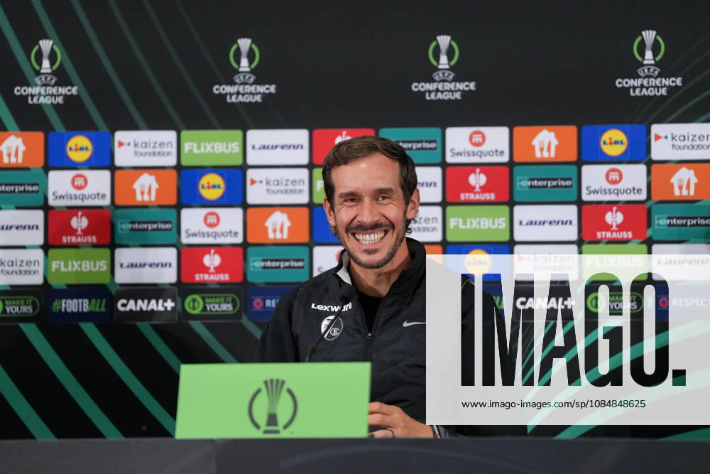 Julian Schuster (SC Freiburg, Trainer) bei der PK, Pressekonferenz , Monaco, Fussball, UEFA Conference League, 2. Spieltag, Ligaphase , 2026 2027, AS Monaco vs. SC Freiburg, 21.10.2026, Stade Louis II, Monaco Monaco Stade Louis II Fontvieille Monaco