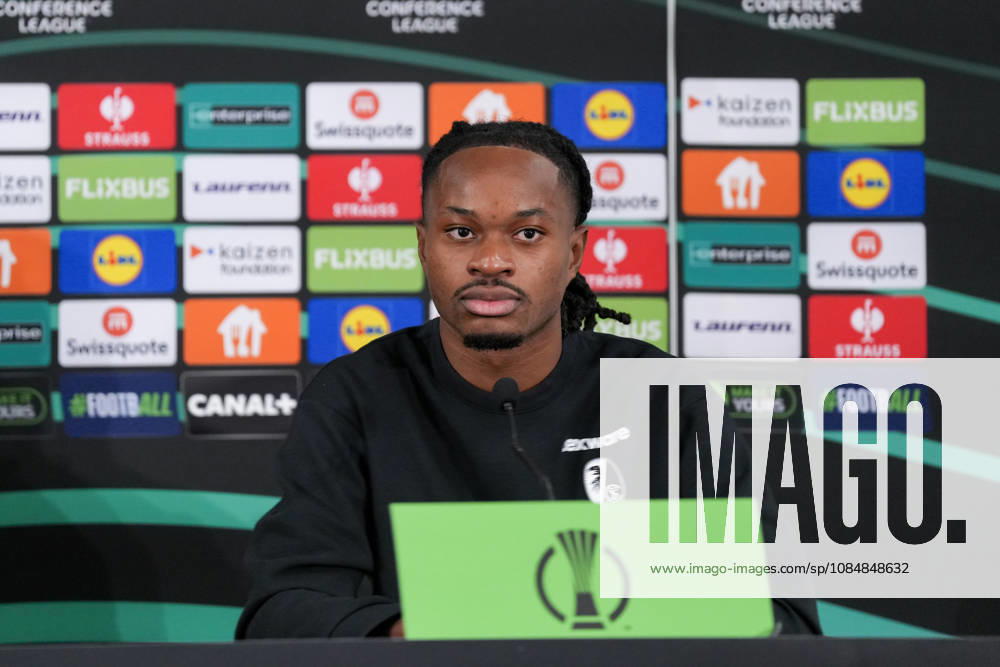 Jordy Makengo (SC Freiburg, 33) bei der PK, Pressekonferenz , Monaco, Fussball, UEFA Conference League, 2. Spieltag, Ligaphase , 2026 2027, AS Monaco vs. SC Freiburg, 21.10.2026, Stade Louis II, Monaco Monaco Stade Louis II Fontvieille Monaco