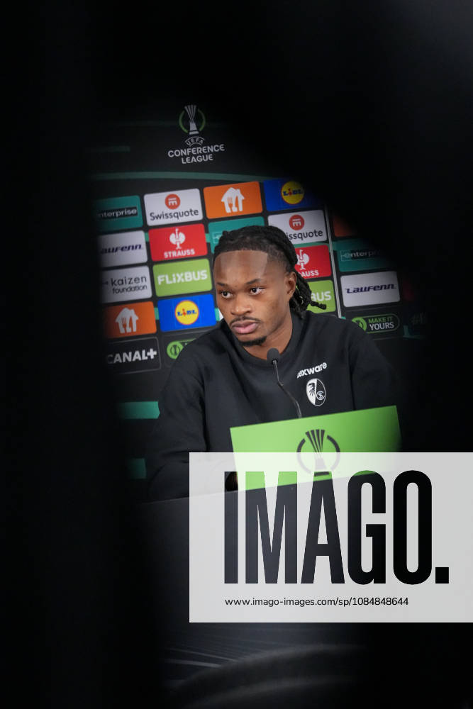 Jordy Makengo (SC Freiburg, 33) bei der PK, Pressekonferenz , Monaco, Fussball, UEFA Conference League, 2. Spieltag, Ligaphase , 2026 2027, AS Monaco vs. SC Freiburg, 21.10.2026, Stade Louis II, Monaco Monaco Stade Louis II Fontvieille Monaco