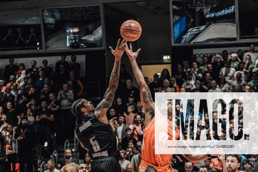 4. Spieltag des Basketball Eurocup Niners Chemnitz -Slask Wroclaw 21.10.2026 ab 19:00 Uhr Chemnitz, Chemnitz Arena Im Foto:05 Devin Robinson, 22 Nighaeal Ceaser, Tip off 4. Spieltag des Basketball Eurocup Niners Chemnitz -Slask Wroclaw Chemnitz Sachsen Deutschland