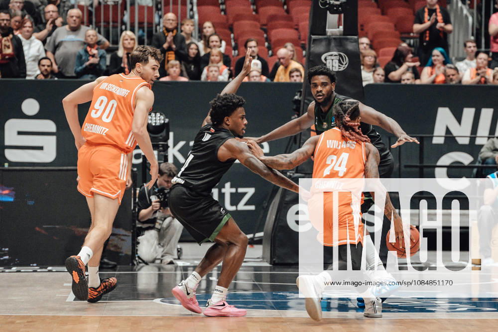 4. Spieltag des Basketball Eurocup Niners Chemnitz -Slask Wroclaw 21.10.2026 ab 19:00 Uhr Chemnitz, Chemnitz Arena Im Foto:24 Cobe Williams, 90 Jannis von Seckendorf 4. Spieltag des Basketball Eurocup Niners Chemnitz -Slask Wroclaw Chemnitz Sachsen Deutschland
