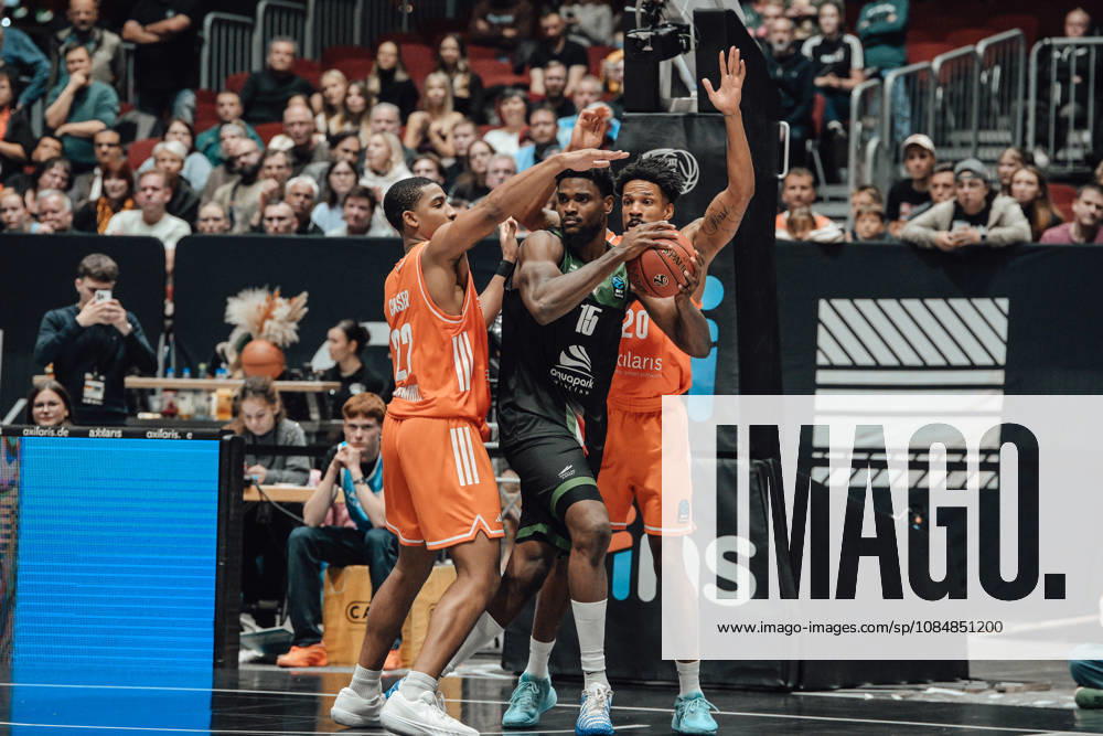4. Spieltag des Basketball Eurocup Niners Chemnitz -Slask Wroclaw 21.10.2026 ab 19:00 Uhr Chemnitz, Chemnitz Arena Im Foto:02 Stefan Smith, 20 Urald King, 15 John Egbunu 4. Spieltag des Basketball Eurocup Niners Chemnitz -Slask Wroclaw Chemnitz Sachsen Deutschland
