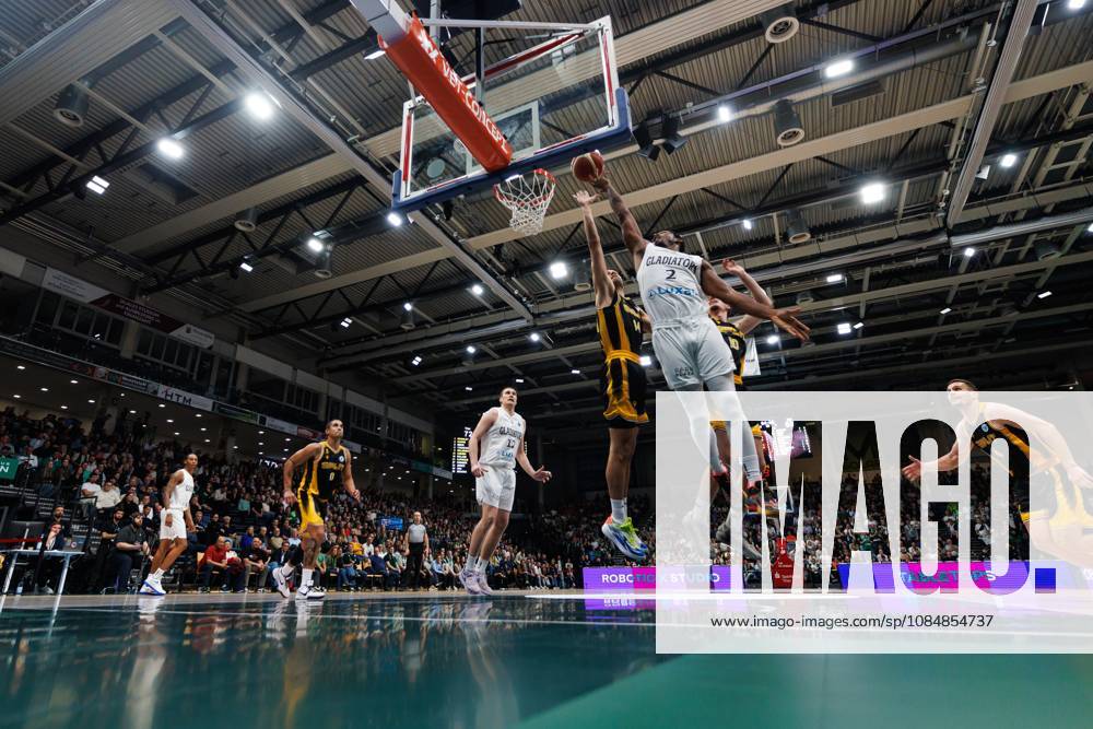 Terrell Harris (Gladiators Trier) im Zweikampf mit Benedict Turudic (KK Croatia Split), Aktion Action Vet Concept Gladiators Trier vs KK Split, Basketball, FIBA Europe Cup, 3. Spieltag, Saison 2026 2027, 21.10.2026 Vet Concept Gladiators Trier vs KK Split, Basketball, FIBA Europe Cup, 3. Spieltag, Saison 2026 2027
