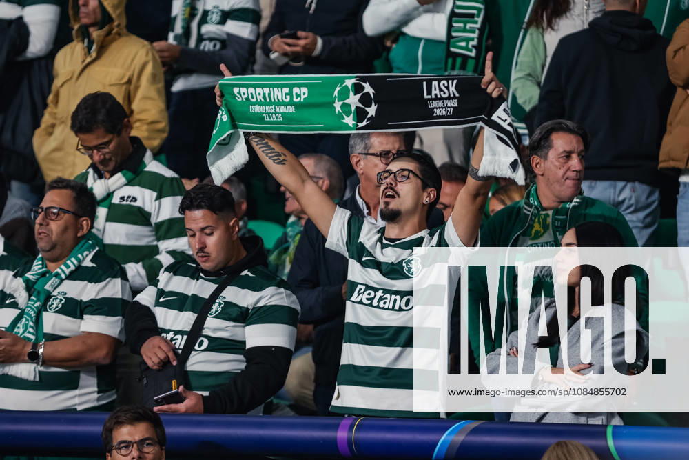 SOCCER - UEFA CL, Sporting vs LASK LISBON,PORTUGAL,21.OCT.26 - SOCCER - UEFA Champions League, Sporting Club de Portugal vs Linzer ASK. Image shows a feature with fans of Portugal. GEPAxpictures xManuelxBinder