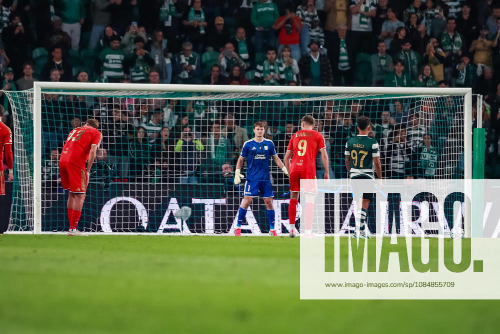 SOCCER - UEFA CL, Sporting vs LASK LISBON,PORTUGAL,21.OCT.26 - SOCCER - UEFA Champions League, Sporting Club de Portugal vs Linzer ASK. Image shows Lukas Jungwirth (LASK) and Luis Suarez (Sporting). GEPAxpictures xManuelxBinder