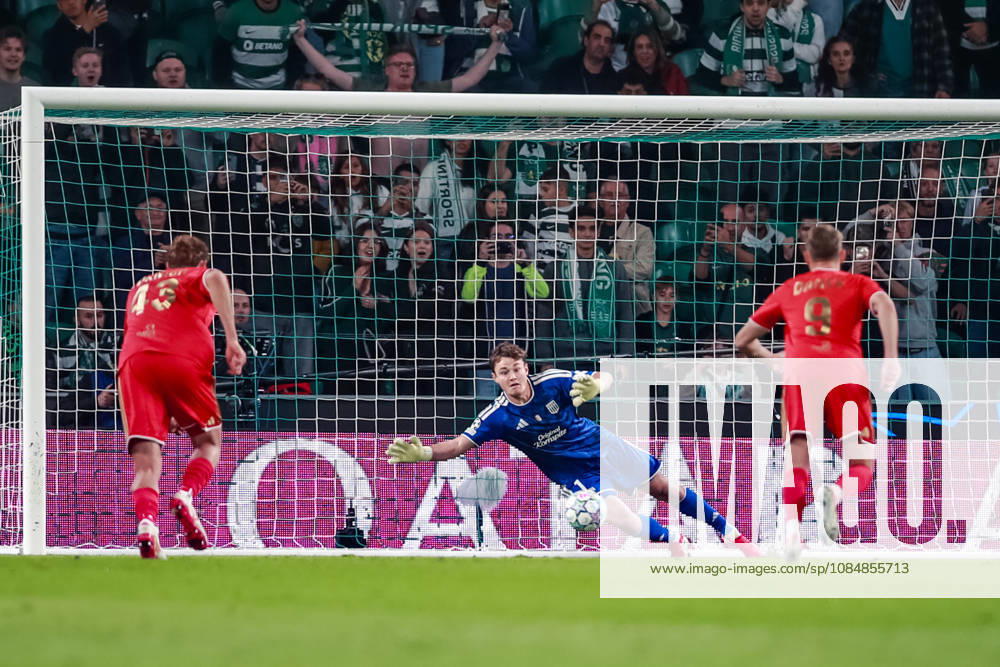 SOCCER - UEFA CL, Sporting vs LASK LISBON,PORTUGAL,21.OCT.26 - SOCCER - UEFA Champions League, Sporting Club de Portugal vs Linzer ASK. Image shows Lukas Jungwirth (LASK). GEPAxpictures xManuelxBinder