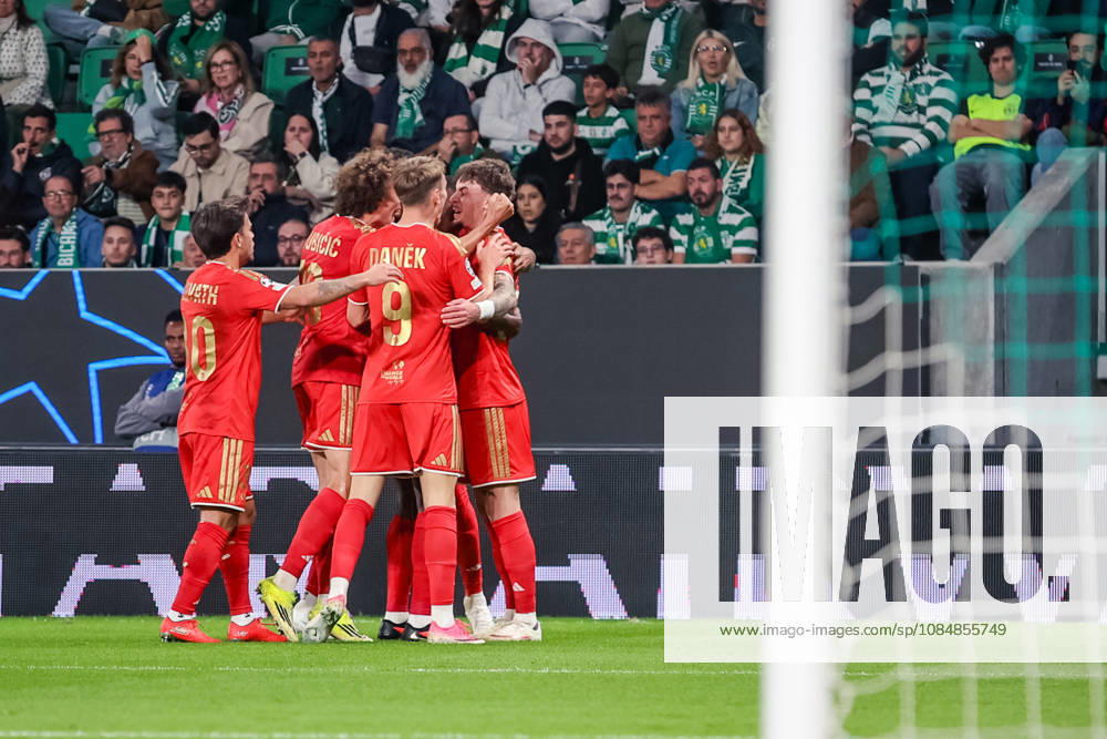 SOCCER - UEFA CL, Sporting vs LASK LISBON,PORTUGAL,21.OCT.26 - SOCCER - UEFA Champions League, Sporting Club de Portugal vs Linzer ASK. Image shows the rejoicing of the team LASK. GEPAxpictures xManuelxBinder