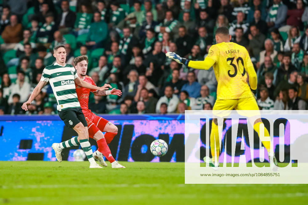 SOCCER - UEFA CL, Sporting vs LASK LISBON,PORTUGAL,21.OCT.26 - SOCCER - UEFA Champions League, Sporting Club de Portugal vs Linzer ASK. Image shows Sergi Altimira (Sporting) and Christoph Lang (LASK). GEPAxpictures xManuelxBinder