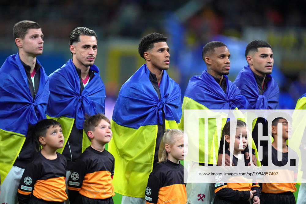 Shakhtar s players with the flag of Ukraine during the Uefa Champions League soccer match between Inter and Shakhtar Donetsk at San Siro Stadium in Milan , Italy - Wednesday October 21 , 2026. - Soccer