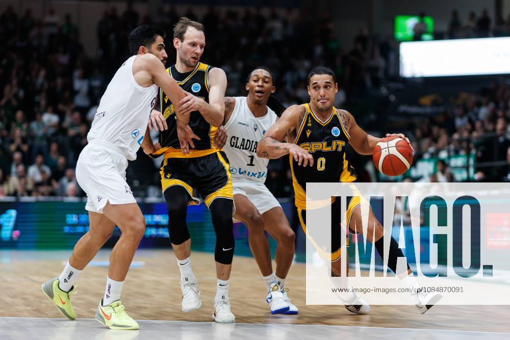 Nick Johnson (KK Croatia Split) und Mindaugas Kacinas (KK Croatia Split) im Zweikampf mit Behnam Yakhchali (Gladiators Trier) und Behnam Yakhchali (Gladiators Trier), Aktion Action Vet Concept Gladiators Trier vs KK Split, Basketball, FIBA Europe Cup, 3. Spieltag, Saison 2026 2027, 21.10.2026 Vet Concept Gladiators Trier vs KK Split, Basketball, FIBA Europe Cup, 3. Spieltag, Saison 2026 2027