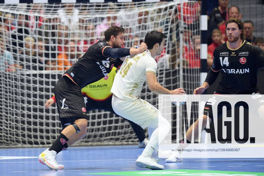 Gergoe Fazekas (Wisla Plock 24) (am Ball), Olle Forsell Schefvert (MT Melsungen 25) (L), Johannes Golla (MT Melsungen 14) in der Abwehr , GER, MT Melsungen - Orlen Wisla Plocks (POL), Handball, Champions League Maenner, Group Matches, Saison 2026 2027, 22.10.2026, GER, MT Melsungen - Orlen Wisla Plock, CL Maenner, Group Match, Saison 2026 2027, 22.10.2026 Kassel