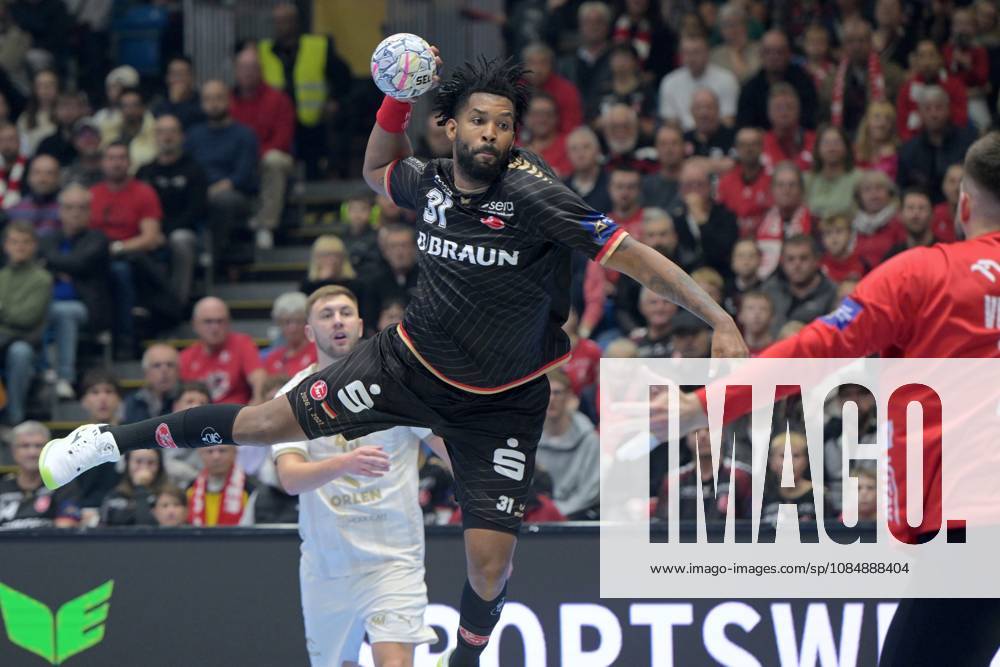 Dariel Garcia Rivera (MT Melsungen 31) beim Wurf; Miljan Vujovic (Torwart, Goalkeeper Orlen Wisla Plock 16) (R) , GER, MT Melsungen - Orlen Wisla Plocks (POL), Handball, Champions League Maenner, Group Matches, Saison 2026 2027, 22.10.2026, GER, MT Melsungen - Orlen Wisla Plock, CL Maenner, Group Match, Saison 2026 2027, 22.10.2026 Kassel