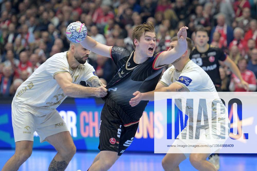 Reynir Thor Stefansson (MT Melsungen 19) (am Ball), Leon Susnja (Wisla Plock 19) (L), Michal Daszek (Wisla Plock 3) (R) , GER, MT Melsungen - Orlen Wisla Plocks (POL), Handball, Champions League Maenner, Group Matches, Saison 2026 2027, 22.10.2026, GER, MT Melsungen - Orlen Wisla Plock, CL Maenner, Group Match, Saison 2026 2027, 22.10.2026 Kassel