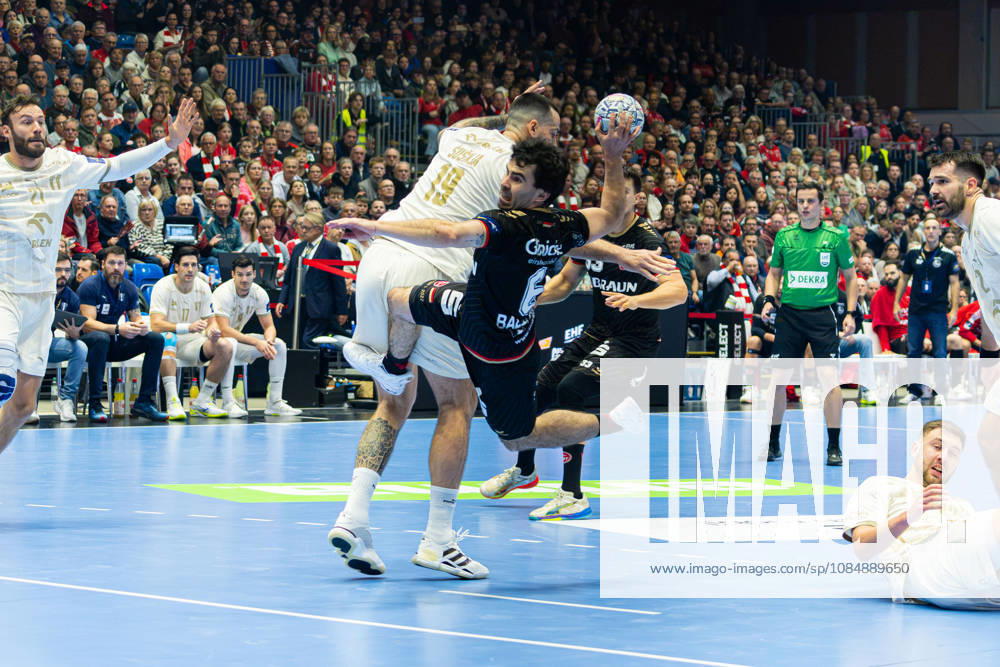 Kassel, Deutschland 22. Oktober 2026: EHF Champions League - 2026 2027 - Gruppenphase - Gruppe B - Sp. 5 - MT Melsungen gegen Orlen Wisla Plock Im Bild: v. li. im Zweikampf Leon Å uÅ¡nja Susnja (SPR) und Erik Balenciaga (MT) Rothenbach-Halle Hessen
