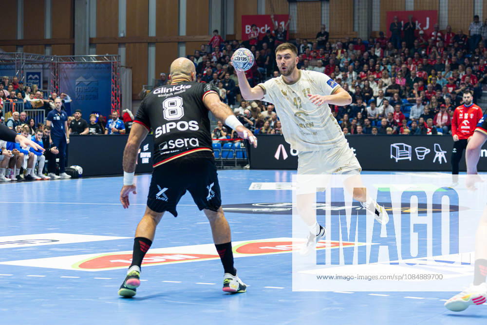 Kassel, Deutschland 22. Oktober 2026: EHF Champions League - 2026 2027 - Gruppenphase - Gruppe B - Sp. 5 - MT Melsungen gegen Orlen Wisla Plock Im Bild: v. li. im Zweikampf Adrian Sipos Adrian Sipos (MT) und Zoran Ilić Ilic (SPR) Rothenbach-Halle Hessen