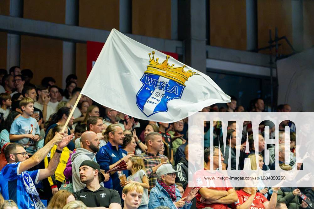 Kassel, Deutschland 22. Oktober 2026: EHF Champions League - 2026 2027 - Gruppenphase - Gruppe B - Sp. 5 - MT Melsungen gegen Orlen Wisla Plock Im Bild: Fans mit Fahne Rothenbach-Halle Hessen