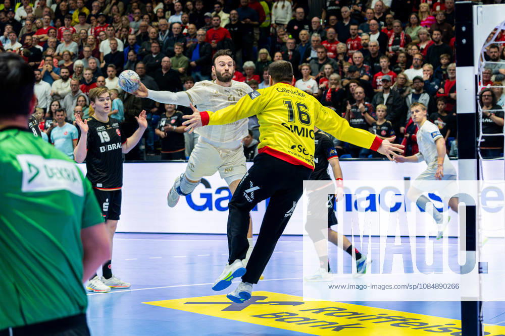 Kassel, Deutschland 22. Oktober 2026: EHF Champions League - 2026 2027 - Gruppenphase - Gruppe B - Sp. 5 - MT Melsungen gegen Orlen Wisla Plock Im Bild: v. li. im Zweikampf Zoltan Szita Zoltan Szita (SPR) und Torhüter NebojÅ¡a Simić Nebojsa Simic (MT) Rothenbach-Halle Hessen