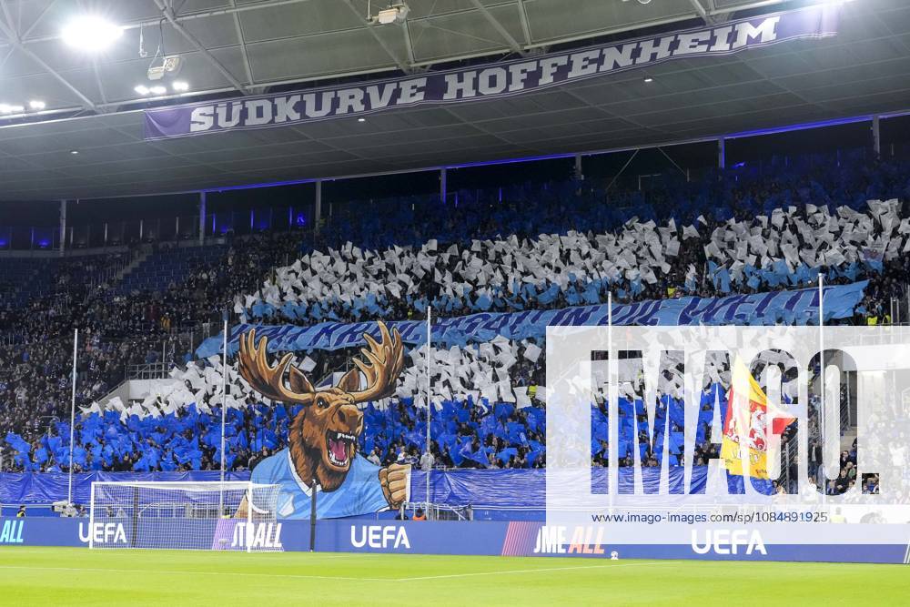 Die Fankurve der TSG 1899 Hoffenheim zeigt eine Choreo, Choreographie der Zuschauer, Fans, Ultras Publikum, Zuschauer, Stimmung, Atmosphäre, Stadion, 22.10.2026, Sinsheim (Deutschland), Fussball, UEFA Europa League, TSG 1899 Hoffenheim - Olympique Lyon, DFB DFL REGULATIONS PROHIBIT ANY USE OF PHOTOGRAPHS AS IMAGE SEQUENCES AND OR QUASI-VIDEO.