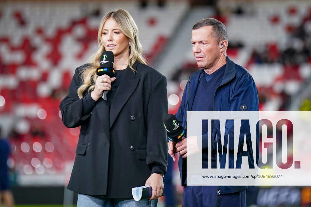 Fussball UEFA Conference League 2026 - 2027, 2. Spieltag - AS Monaco vs SC Freiburg - Stadion Louis II (Monaco): RTL-Sportmoderatorin Laura Papendick (links) und Fussball-Weltmeister sowie TV-Experte Lothar Matthäus (rechts) bei der Live-Moderation am Spielfeldrand. Beide halten Mikrofone der UEFA Conference League. Fernsehübertragung, Sportjournalismus, TV-Moderation, Fussballexperte, Rekordnationalspieler, Weltmeister 1990, RTL, RTL+, Medien, Fernsehen, Live-Berichterstattung, Europapokal, Porträt.