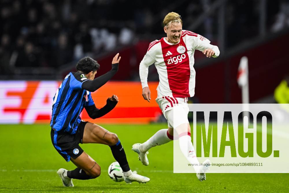 AMSTERDAM - (lr) Raoul Bellanova of Atalanta BC and Julian Brandt of Ajax during the UEFA Conference League match between AFC Ajax and Atalanta BC at the Johan Cruijff ArenA on 22 October 2026 in Amsterdam, the Netherlands. OLAF KRAAK ANP UEFA Conference League 2026 27 ANPxSportx IVx 573294877 originalFilename: 573294877