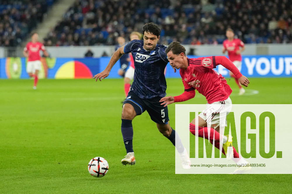 UEFA Europa League: TSG Hoffenheim vs Olympique Lyon, 22.10.2026 Zweikampf um den Ball zwischen Ozan Kabak (TSG Hoffenheim, 5) und RÃ mi Himbert (Olympique Lyon, 45) UEFA Europa League: TSG Hoffenheim vs Olympique Lyon, Rhein-Neckar-Arena