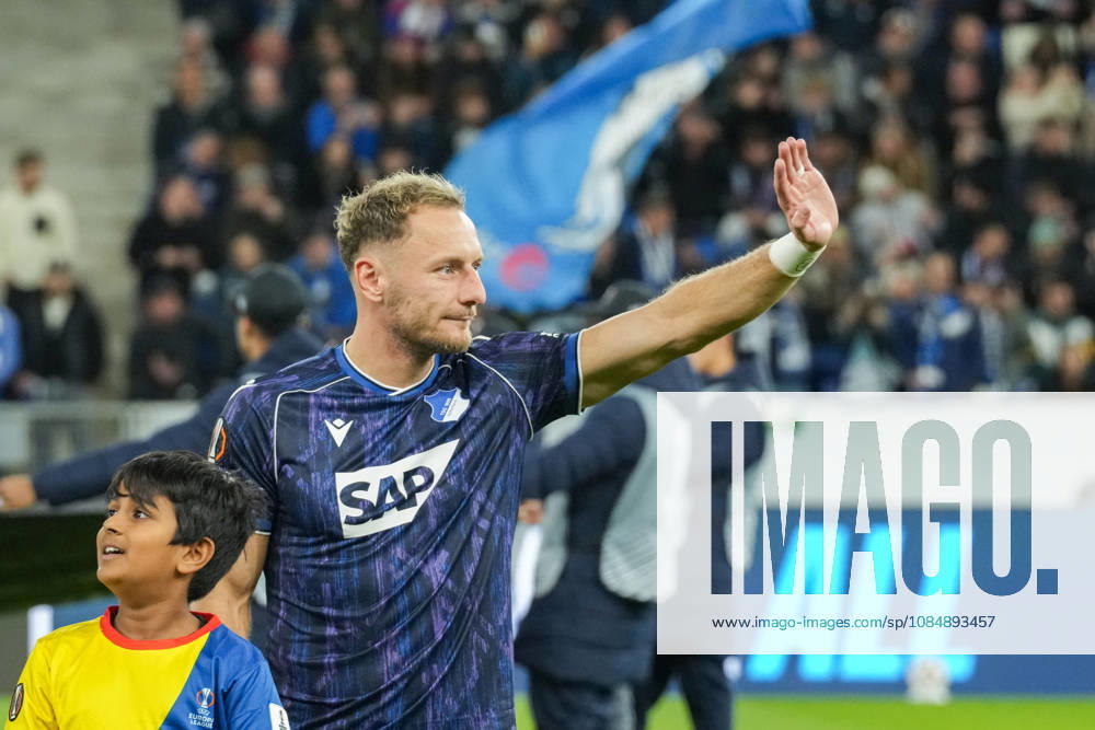 UEFA Europa League: TSG Hoffenheim vs Olympique Lyon, 22.10.2026 Vladimir Coufal (TSG Hoffenheim, 34) der den Fans winkt UEFA Europa League: TSG Hoffenheim vs Olympique Lyon, Rhein-Neckar-Arena