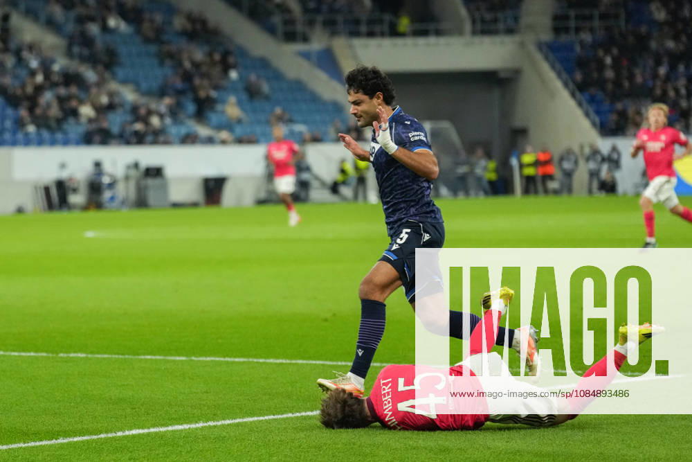 UEFA Europa League: TSG Hoffenheim vs Olympique Lyon, 22.10.2026 Zweikampf um den Ball zwischen Ozan Kabak (TSG Hoffenheim, 5) und RÃ mi Himbert (Olympique Lyon, 45) UEFA Europa League: TSG Hoffenheim vs Olympique Lyon, Rhein-Neckar-Arena