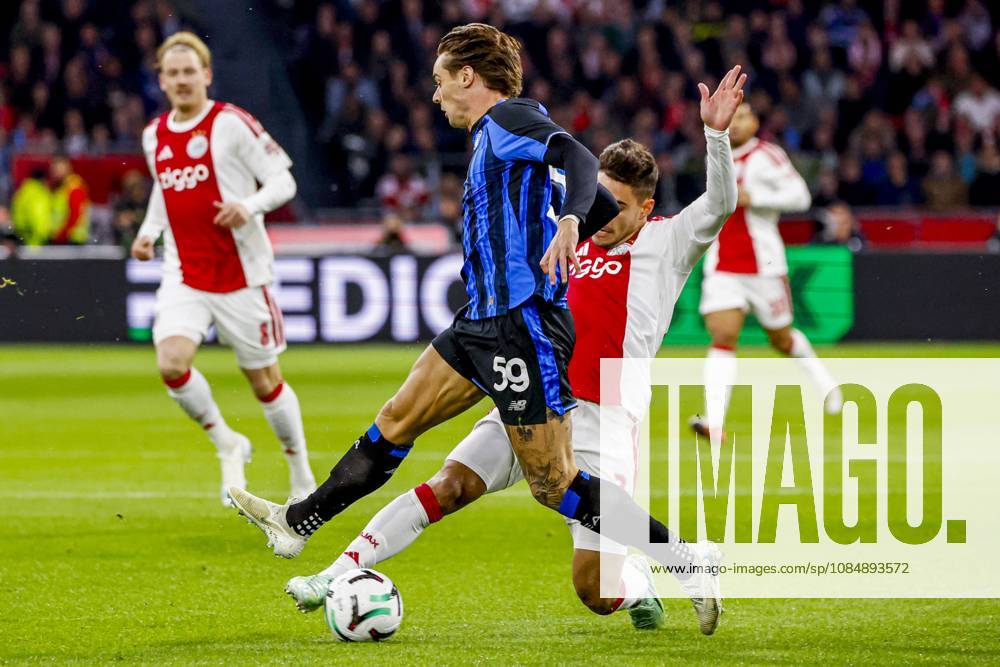 AMSTERDAM - Nicola Zalewski of Atalanta BC battles for possession with Lucas Rosa of AFC Ajax during the UEFA Conference League match between AFC Ajax and Atalanta BC at the Johan Cruijff ArenA on 22 October 2026 in Amsterdam, the Netherlands. WART BRINKERHOF ANP Conference League 2026 27 ANPxSportx xMarcelxterxBalsxIVx 573295260 originalFilename: 573295260