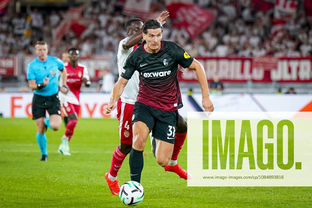Fussball UEFA Conference League 2026 - 2027, 2. Spieltag - AS Monaco vs SC Freiburg - Stadion Louis II (Monaco): Igor Matanovic (SC Freiburg, 31) am Ball