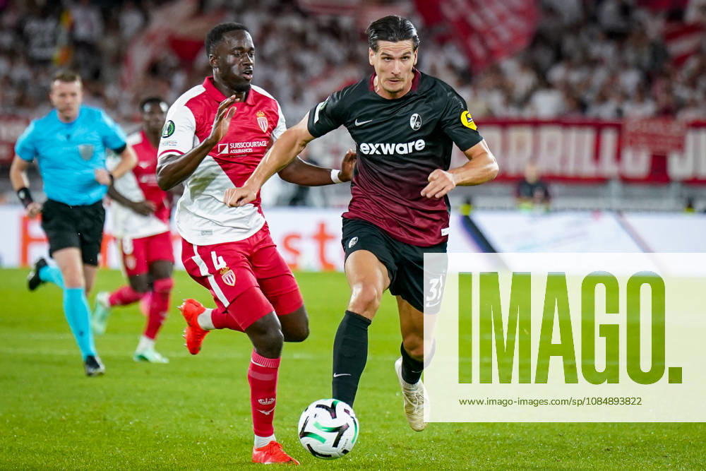 Fussball UEFA Conference League 2026 - 2027, 2. Spieltag - AS Monaco vs SC Freiburg - Stadion Louis II (Monaco): Igor Matanovic (SC Freiburg, 31) am Ball mit Jordan Teze (AS Monaco, 4)