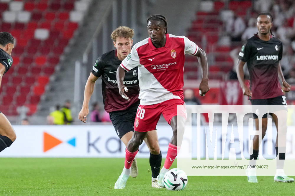 Patrick Osterhage (SC Freiburg, 06) im Zweikampf mit Mamadou Coulibaly (AS Monaco, 28) , Monaco, Fussball, UEFA Conference League, 2. Spieltag, Ligaphase , 2026 2027, AS Monaco vs. SC Freiburg, 22.10.2026, Stade Louis II, Monaco Monaco Stade Louis II Fontvieille Monaco