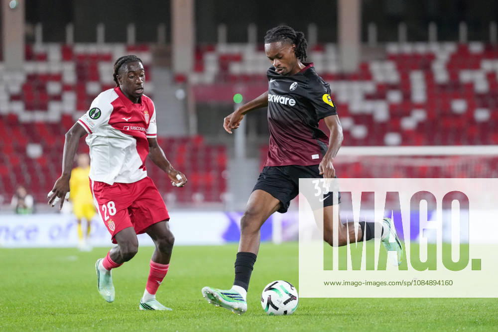 Mamadou Coulibaly (AS Monaco, 28) im Zweikampf mit Jordy Makengo (SC Freiburg, 33) , Monaco, Fussball, UEFA Conference League, 2. Spieltag, Ligaphase , 2026 2027, AS Monaco vs. SC Freiburg, 22.10.2026, Stade Louis II, Monaco Monaco Stade Louis II Fontvieille Monaco