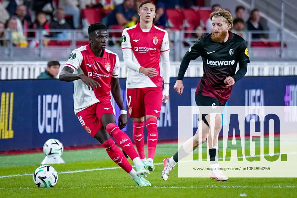 Fussball UEFA Conference League 2026 - 2027, 2. Spieltag - AS Monaco vs SC Freiburg - Stadion Louis II (Monaco): Lamine Camara (AS Monaco, 8) Mathys Detourbet (AS Monaco, 7) Niklas Beste (SC Freiburg, 19)