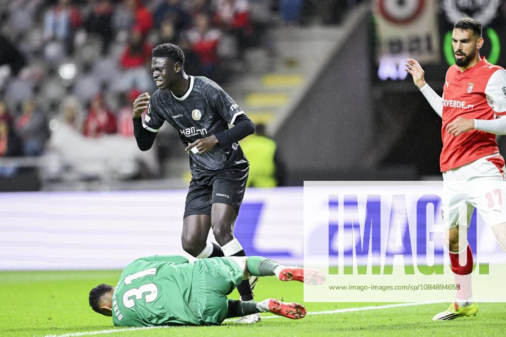SC Braga v KAA Gent - UEFA Conference League BRAGA, PORTUGAL - OCTOBER 22 : Cisse Ibrahima forward of KAA Gent and Fontes Bernardo goalkeeper of SC Braga in action during the UEFA Conference League 2026 27 League Phase matchday 2 match between SC Braga and KAA Gent on October 22, 2026 in Braga, Portugal, 22 10 2026 Braga Portugal