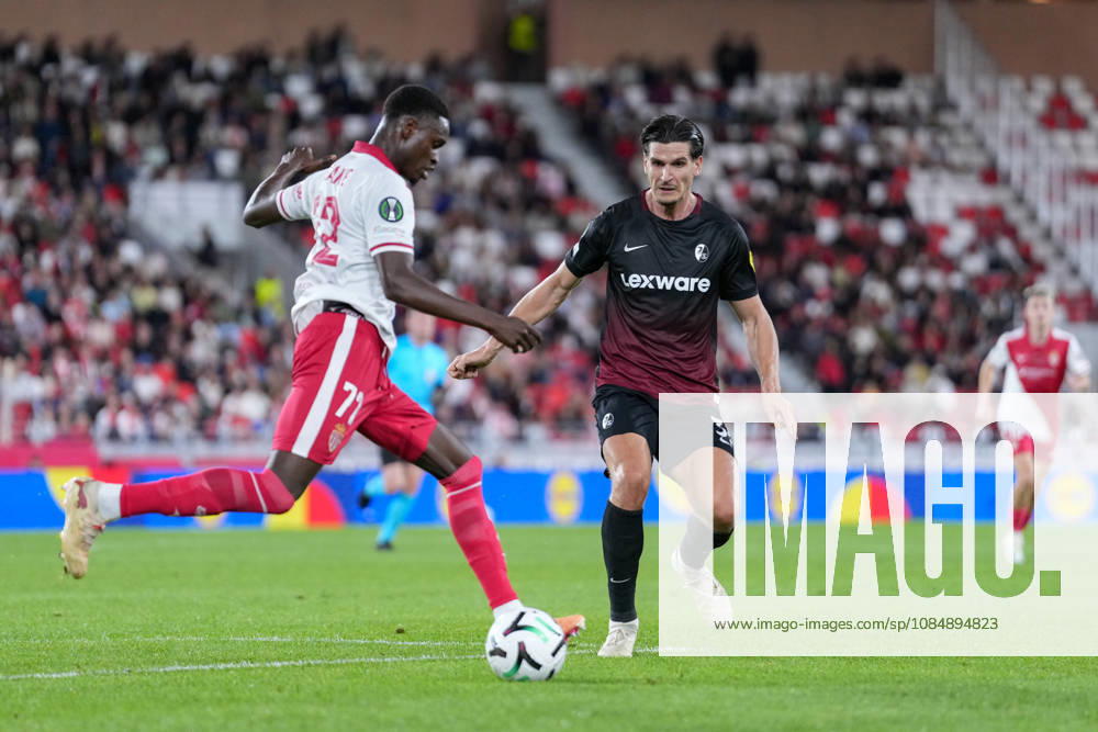 Sadibou Sane (AS Monaco, 72) im Zweikampf mit Igor Matanovic (SC Freiburg, 31) , Monaco, Fussball, UEFA Conference League, 2. Spieltag, Ligaphase , 2026 2027, AS Monaco vs. SC Freiburg, 22.10.2026, Stade Louis II, Monaco Monaco Stade Louis II Fontvieille Monaco