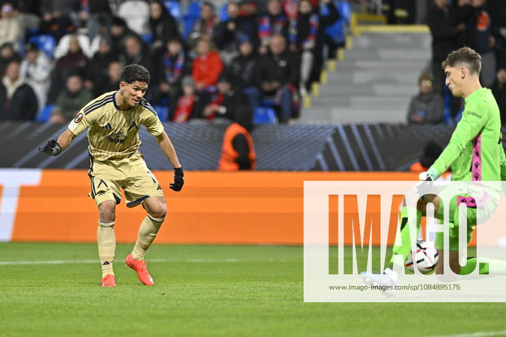 Fotball UEFA Europa League 3rd round match: Viktoria Plzen vs Levski Sofia in Pilsen, Czech Republic, October 22, 2026.From left Everton Bala of Levski scores and goalie Florian Wiegele of Viktoria receives goal. (CTKxPhoto MiroslavxChaloupka) CTKPhotoP2026102209766 CTKPhotoP2026102209766