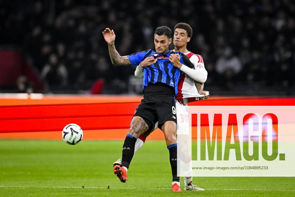 AMSTERDAM - (lr) Gianluca Scamacca of Atalanta BC and Aaron Bouwman of Ajax during the UEFA Conference League match between AFC Ajax and Atalanta BC at the Johan Cruijff ArenA on 22 October 2026 in Amsterdam, the Netherlands. OLAF KRAAK ANP UEFA Conference League 2026 27 ANPxSportx IVx 573297586 originalFilename: 573297586