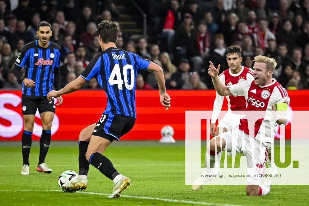 AMSTERDAM - (lr) Davide Zappacosta of Atalanta BC, Relja Obrić of Atalanta BC, Lucas Rosa of Ajax and Davy Klaassen of Ajax during the UEFA Conference League match between AFC Ajax and Atalanta BC at the Johan Cruijff ArenA on 22 October 2026 in Amsterdam, the Netherlands. OLAF KRAAK ANP UEFA Conference League 2026 27 ANPxSportx IVx 573298301 originalFilename: 573298301
