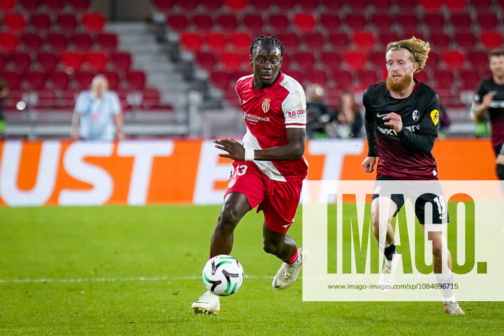 Fussball UEFA Conference League 2026 - 2027, 2. Spieltag - AS Monaco vs SC Freiburg - Stadion Louis II (Monaco): Christian Mawissa (AS Monaco, 13) am Ball mit Niklas Beste (SC Freiburg, 19)