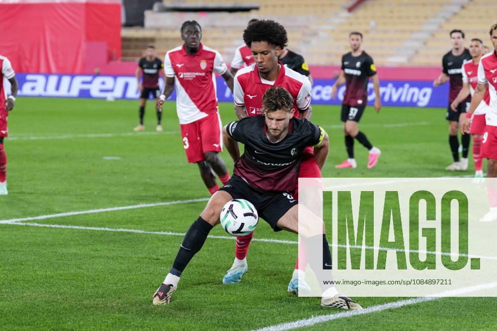 Maximilian Eggestein (SC Freiburg, 08) im Zweikampf mit Edan Diop (AS Monaco, 37) , Monaco, Fussball, UEFA Conference League, 2. Spieltag, Ligaphase , 2026 2027, AS Monaco vs. SC Freiburg, 22.10.2026, Stade Louis II, Monaco Monaco Stade Louis II Fontvieille Monaco