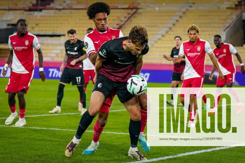 Fussball UEFA Conference League 2026 - 2027, 2. Spieltag - AS Monaco vs SC Freiburg - Stadion Louis II (Monaco): Maximilian Eggestein (SC Freiburg, 8) und Edan Diop (AS Monaco, 37) im Zweikampf