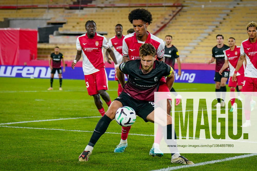 Fussball UEFA Conference League 2026 - 2027, 2. Spieltag - AS Monaco vs SC Freiburg - Stadion Louis II (Monaco): Maximilian Eggestein (SC Freiburg, 8) und Edan Diop (AS Monaco, 37) im Zweikampf
