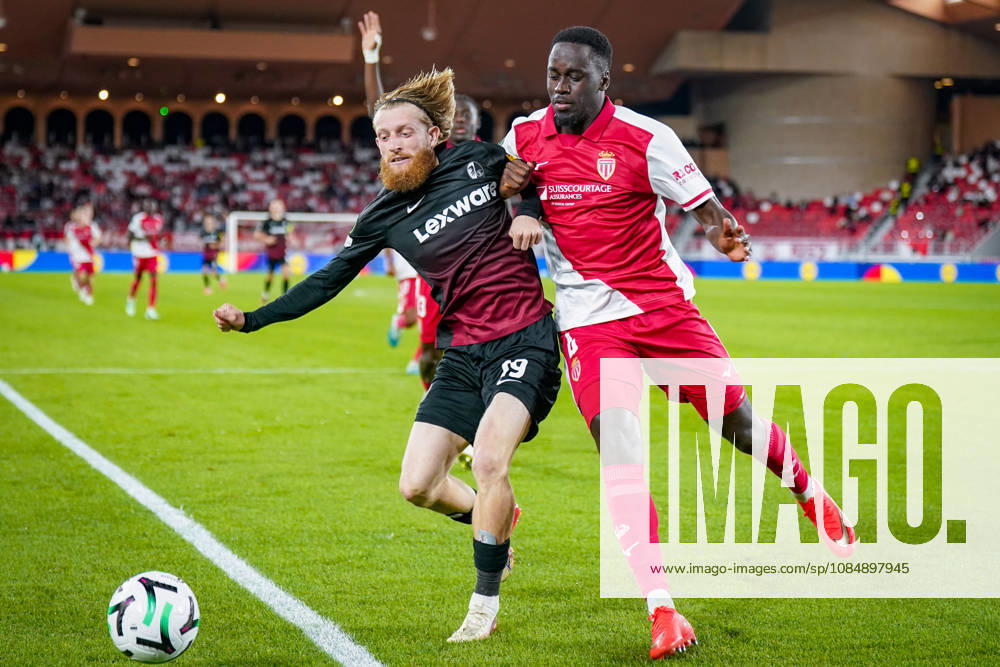 Fussball UEFA Conference League 2026 - 2027, 2. Spieltag - AS Monaco vs SC Freiburg - Stadion Louis II (Monaco): Niklas Beste (SC Freiburg, 19) und Jordan Teze (AS Monaco, 4) im Zweikampf