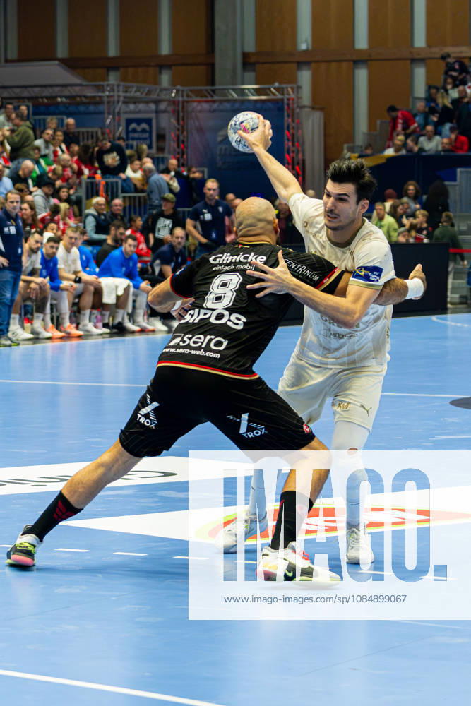 Kassel, Deutschland 22. Oktober 2026: EHF Champions League - 2026 2027 - Gruppenphase - Gruppe B - Sp. 5 - MT Melsungen gegen Orlen Wisla Plock Im Bild: v. li. im Zweikampf Adrian Sipos Adrian Sipos (MT) und Gergő Fazekas Gergo Fazekas (SPR) Rothenbach-Halle Hessen