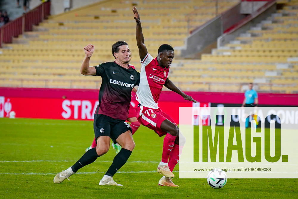 Fussball UEFA Conference League 2026 - 2027, 2. Spieltag - AS Monaco vs SC Freiburg - Stadion Louis II (Monaco): Sadibou Sane (AS Monaco, 72) Igor Matanovic (SC Freiburg, 31) im Zweikampf
