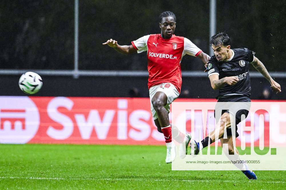 Mario Dorgeles of SC Braga and Tiago Araujo of KAA Gent pictured in action during a soccer game between Portuguese SC Braga and Belgian soccer team KAA Gent, Thursday 22 October 2026 in Braga, Portugal, the second match in the UEFA Conference League league phase. TOM GOYVAERTS TomxGoyvaerts x190700900x