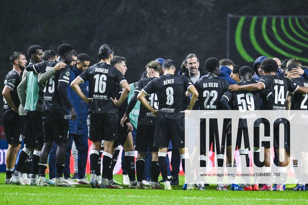 Rik De Mil, head coach of KAA Gent and his players look dejected after losing a soccer game between Portuguese SC Braga and Belgian soccer team KAA Gent, Thursday 22 October 2026 in Braga, Portugal, the second match in the UEFA Conference League league phase. TOM GOYVAERTS TomxGoyvaerts x190703016x