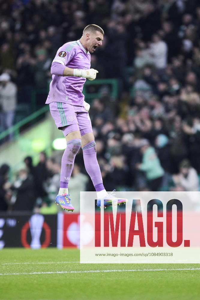 Celtic FC v Real Club Celta - UEFA Europa League 2026 27 League Phase MD3 GLASGOW, SCOTLAND - OCTOBER 22: Viljami Sinisalo, Goalkeeper of Celtic FC celebrates his team s first goal during the UEFA Europa League 2026 27 League Phase MD3 match between Celtic FC and Real Club Celta de Vigo at Celtic Park on October 22, 2026 in Glasgow, Scotland. (Photo by Diego Simon Photo Players Images Magara Press) Glasgow Celtic Park Stadium Scotland